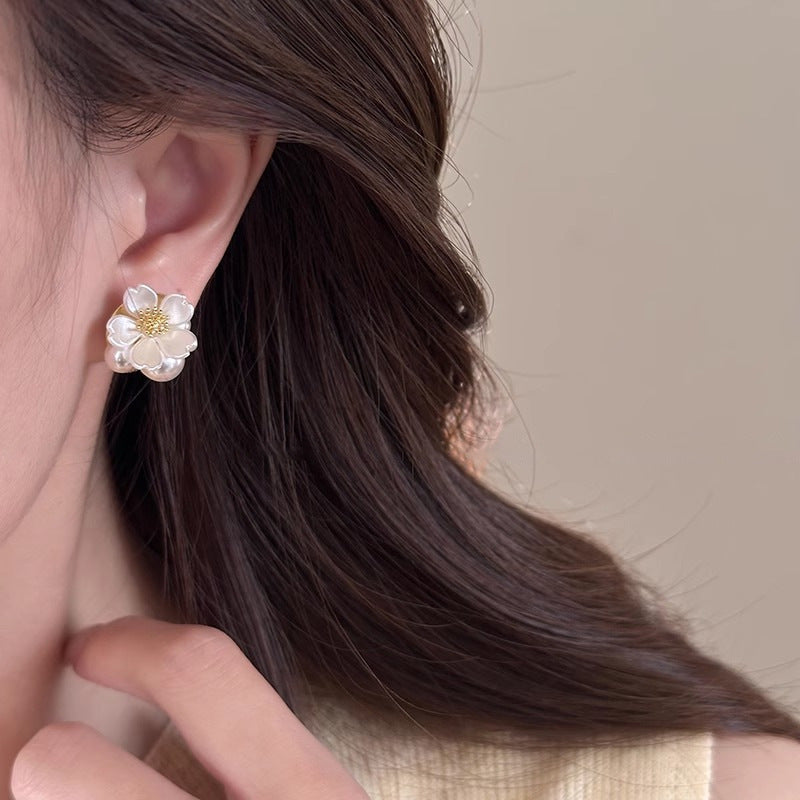 White imitation pearl flower stud earrings for women