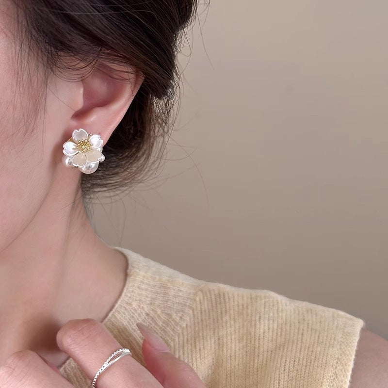 White imitation pearl flower stud earrings for women