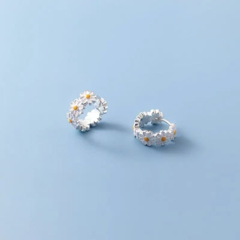 Silver-tone daisy flower stud earrings for women