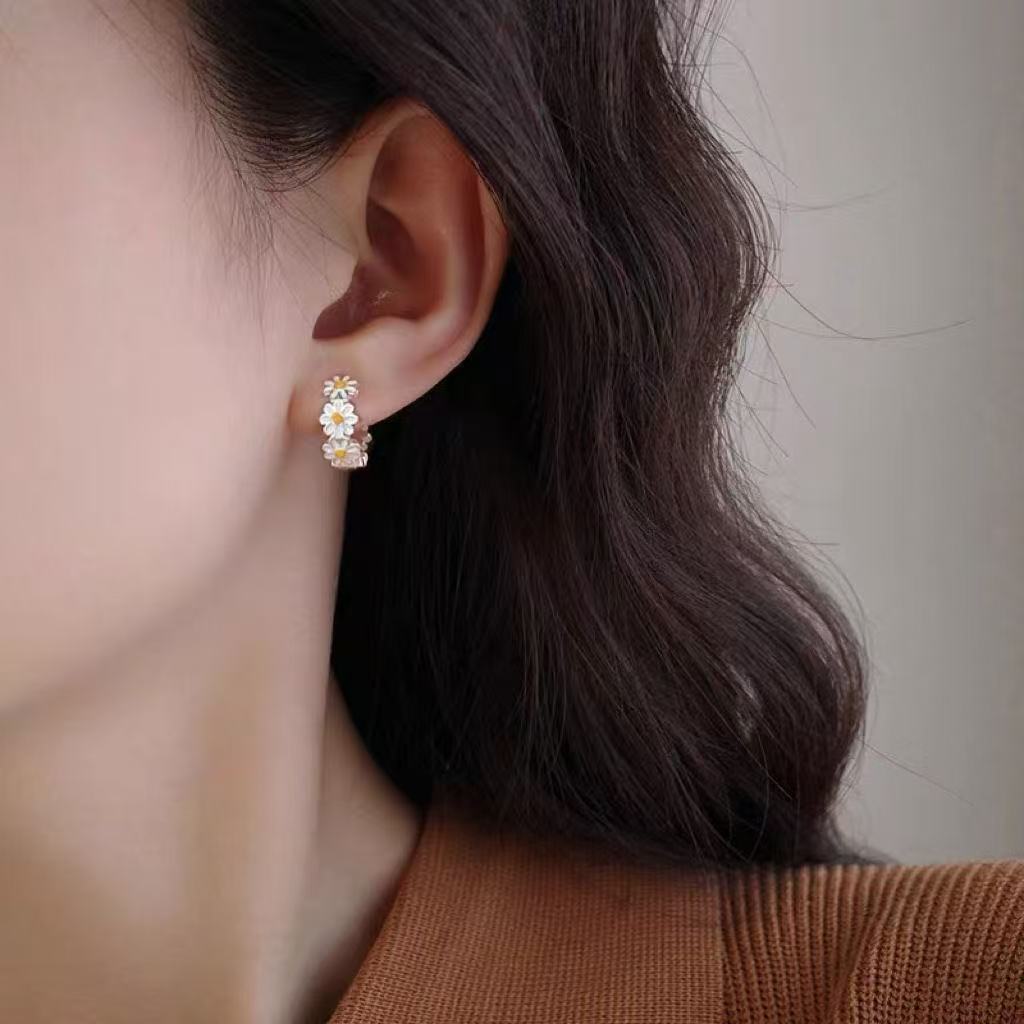 Silver-tone daisy flower stud earrings for women