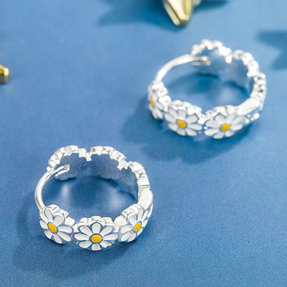 Silver-tone daisy flower stud earrings for women