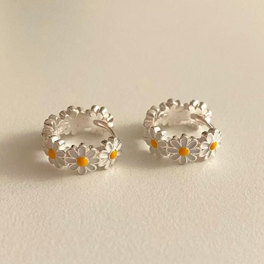 Silver-tone daisy flower stud earrings for women